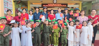 Chào mừng 79 năm ngày Thành lập Quân đội Nhân dân Việt Nam (22/12/1994-22/12/2023), sáng ngày 19/12/2023, các bé lớp Lá Trường Mầm non Tân Quy đã được gặp gỡ và giao lưu với các chú bộ đội Trung đoàn Tên lửa 263.