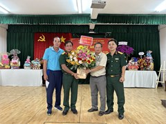 Chi bộ trường THPT An Lạc chúc mừng Ban Chỉ huy Quân sự Quận Bình Tân nhân ngày 79 năm Thành lập Quân đội Nhân dân Việt Nam (22/12/1944 - 22/12/2023)