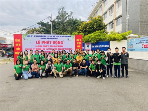 Thầy cô giáo và các em học sinh Trường THPT Dương Văn Thì hăng hái tham gia lễ ra quân tổng vệ sinh môi trường.