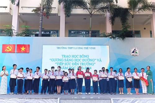 Trao học bổng  gương sáng học đường  và  tiếp sức đến trường  năm học 2023-2024
