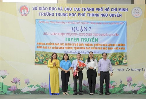 Tuyên truyền phòng, chống bạo lực trên cơ sở giới; phòng, chống bạo lực học đường; đảm bảo an toàn giao thông; tặng nón bảo hiểm cho học sinh khó khăn
