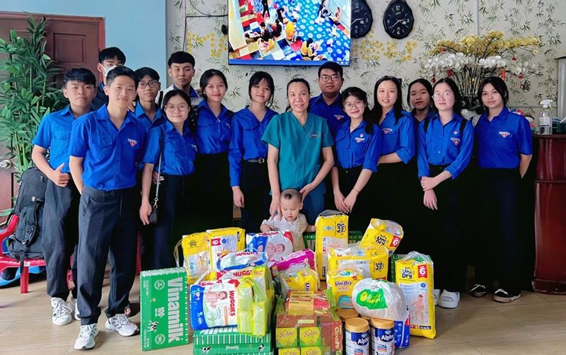 Hoạt động  Vì đàn em thân yêu  của Đoàn trường THPT Nguyễn Văn Cừ