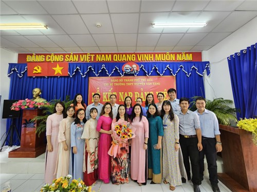Lễ kết nạp đảng cho quần chúng ưu tú Phạm Thị Yến Linh - tổ trưởng chuyên môn tổ Ngữ văn