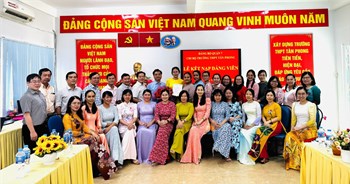 Lễ kết nạp Đảng cho quần chúng ưu tú Huỳnh Thị Diệu Lý - Phó Bí thư Chi đoàn giáo viên