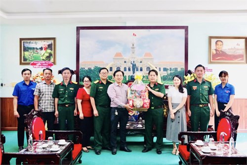 Trường THPT Tây Thạnh thăm và chúc mừng các đơn vị lực lượng vũ trang nhân ngày 22/12