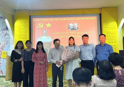 Chi bộ THPT Trưng Vương sinh hoạt chi bộ và tổ chức lễ kết nạp đảng viên tại bảo tàng biệt động Sài Gòn - Gia Định