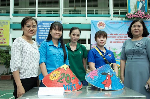 Hội thi   vẽ trang trí nón lá  do phường 15 tổ chức