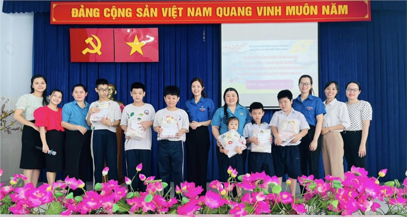 Trường Chuyên biệt Bình Minh vui mừng đón tiếp Đại diện Trường Mầm non Vàng Anh - quận Tân Phú tới thăm và trao quà Tết cho các em học sinh có hoàn cảnh khó khăn.