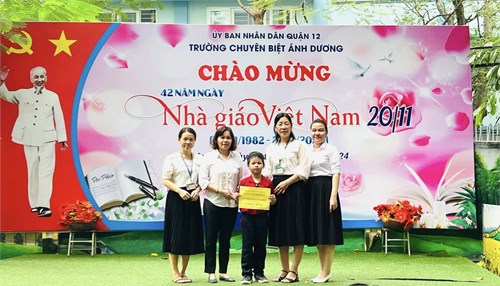 Trao học bổng cho học sinh - Kỷ niệm 32 năm ngày Quốc tế Người Khuyết Tật
