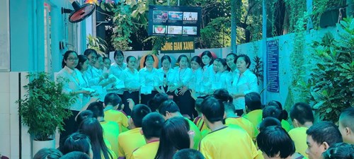 Cán bộ, giáo viên, nhân viên và học sinh Trường Giáo dục Chuyên biệt  Niềm Tin quận Phú Nhuận cùng hướng về đồng bào miền Bắc trong cơn bão YaGi.