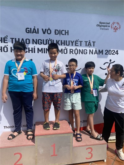 Em Hồ Vĩnh Khang lớp 1B Trường Giáo dục Chuyên biệt Niềm Tin đã vinh dự đạt 2 Huy chương vàng môn Bơi cự ly 25m và 50m trong giải Thể thao người khuyết tật Thành phố Hồ Chí Minh mở rộng năm 2024.