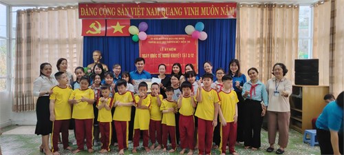 Học sinh Trường Giáo dục Chuyên biệt Niềm Tin quận Phú Nhuận rất vui và hạnh phúc khi được Thầy Cô và các bạn học sinh Trường Phạm Ngọc Thạch đến giao lưu và chia sẻ nhân ngày Quốc tế người khuyết tật 3/12.