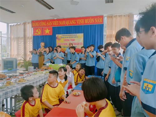 Sáng ngày 01/02/2024, Cô Kim Phương Giáo viên chủ nhiệm Lớp 9A4 Trường Ngô Tất Tố làm trưởng đoàn cùng các em Học sinh và Phụ huynh lớp đã đến Trường Niềm Tin phối hợp, tặng kinh phí tổ chức thành công Chương trình liên hoan   Xuân yêu thương  cho các em học sinh.