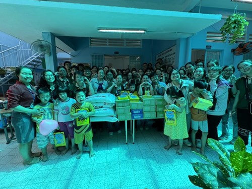 Học sinh Trường Niềm Tin và các anh, chị sinh viên Trường Đại học Luật trong Chương trình  “Tháng Sinh viên Luật tình nguyện” năm 2024.