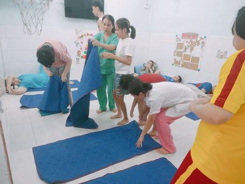 Em học và thực hành kỹ năng sống.