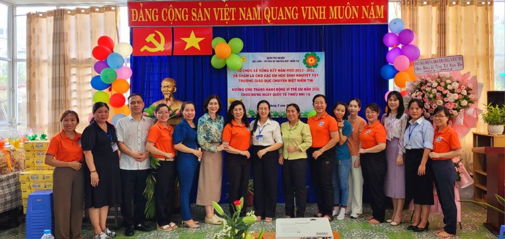 Sáng ngày 30 tháng 5 năm 2024 Trường Giáo dục Chuyên biệt Niềm Tin đã phối hợp với Hội liên hiệp Phụ nữ quận Phú Nhuận tổ chức Lễ Tổng kết năm học 2023-2024, kết hợp chăm lo cho học sinh Trường Niềm Tin hướng ứng Tháng hành động vì trẻ em năm 2024 và chào mừng Quốc tế Thiếu nhi 01/6. Tại buổi lễ chúng tôi còn trân trọng đón tiếp Công ty Curves - CLB Thể thao 30 phút dành cho nữ, Đại diện Hội cha mẹ Học sinh đã đến tham dự và tặng quà cho học sinh, cán bộ viên chức nhà trường.