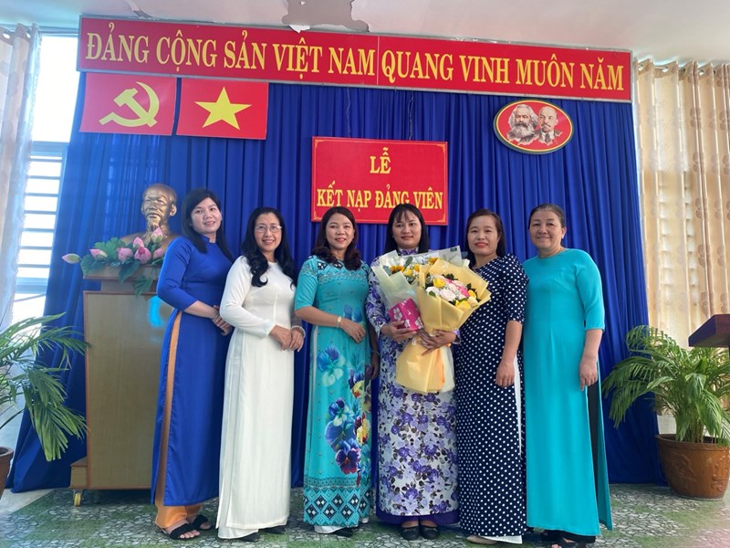 Lễ kết nạp Đảng cô Kim Thị Sa Truyên