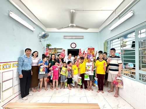 Lãnh đạo UBND Phường 10 quận Phú Nhuận đã đến thăm và tặng quà Trung thu cho các em học sinh Trường Giáo dục Chuyên biệt Niềm Tin.