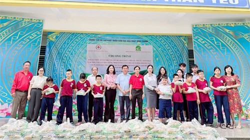 Trung tâm HTPT GDHN Bình Chánh đón tiếp Đoàn Hội Chữ thập đỏ - Phòng Giáo dục Huyện Bình Chánh cùng Chi hội khuyến học trường THPT Phong Phú đến trao tặng quà cho học sinh