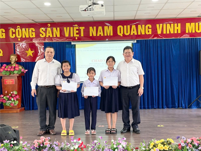Trung tâm HTPT GDHN Bình Chánh đón Đoàn Kho bạc nhà nước Huyện Bình Chánh đến thăm, tặng quà cho học sinh có hoàn cảnh khó khăn tại đơn vị Nhân ngày Quốc tế Người khuyết tật 03/12