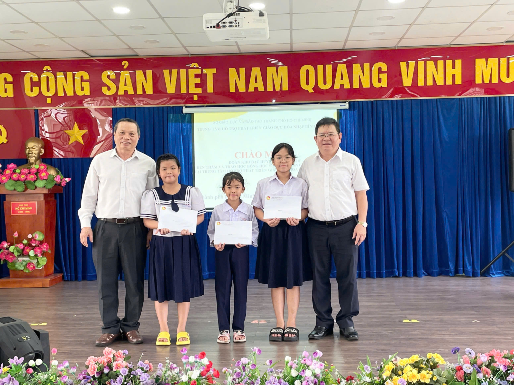 Trung tâm HTPT GDHN Bình Chánh đón Đoàn Kho bạc nhà nước Huyện Bình Chánh đến thăm, tặng quà cho học sinh có hoàn cảnh khó khăn tại đơn vị Nhân ngày Quốc tế Người khuyết tật 03/12