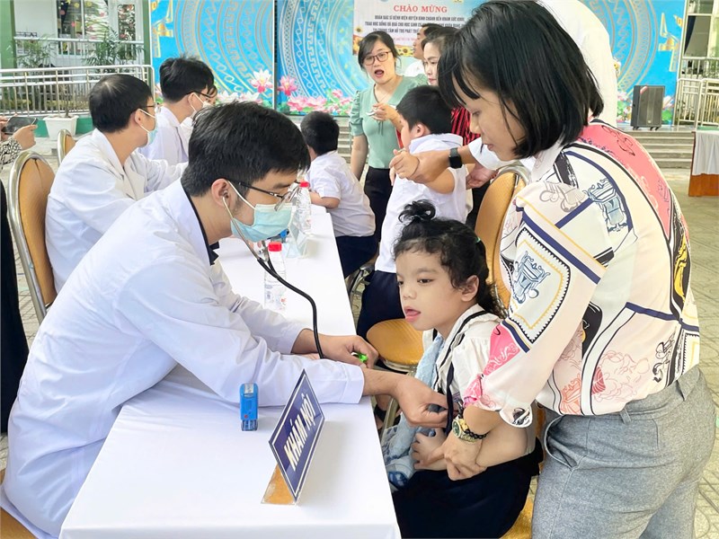 Trung tâm HTPT GDHN Bình Chánh phối hợp cùng Đội ngũ Y, Bác sĩ của Bệnh viện Huyện Bình Chánh tổ chức khám sức khỏe định kì cho học sinh toàn trung tâm đợt 1, năm học 2024-2025