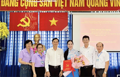 Đảng uỷ Sở Giáo dục trao quyết định chỉ định Uỷ viên Cấp uỷ Chi bộ Trung tâm HTPTGDHN Bình Chánh