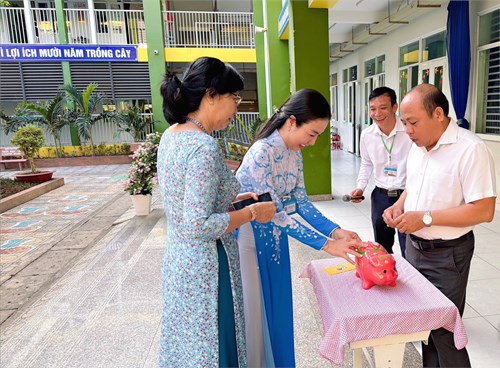 Công trình “Nuôi heo đất” của Chi bộ Trung tâm HTPT GDHN Bình Chánh