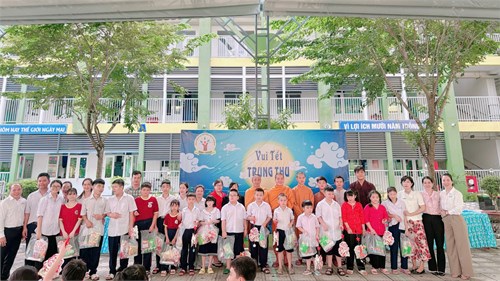 Trung tâm HTPT GDHN Bình Chánh đón đoàn Chư Ni cùng Đạo tràng Phật tử Chùa Đức Nguyên đến tặng quà trung thu cho các em học sinh