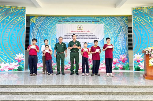 Trung tâm HTPT GDHN Bình Chánh đón Đoàn Hội Cựu Chiến binh Công ty thuốc lá Sài Gòn đến thăm và tặng 2 máy lạnh + 10 suất học bổng cho học sinh có hoàn cảnh khó khăn