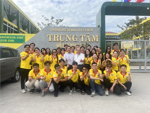 Trường Đại học Quốc tế thăm và tặng quà cho học sinh