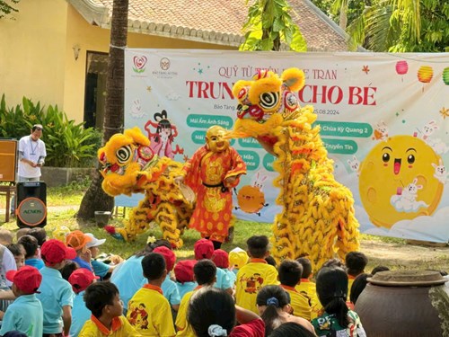 Tham gia Chương trình “Trung thu cho bé” do Quỹ từ thiện Rose Trần tổ chức