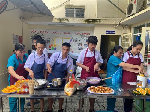 Hoạt động nấu ăn liên hoan chào mừng ngày 20/10 của học sinh TTHTPTGDHN quận Tân Bình tại cơ sở 2