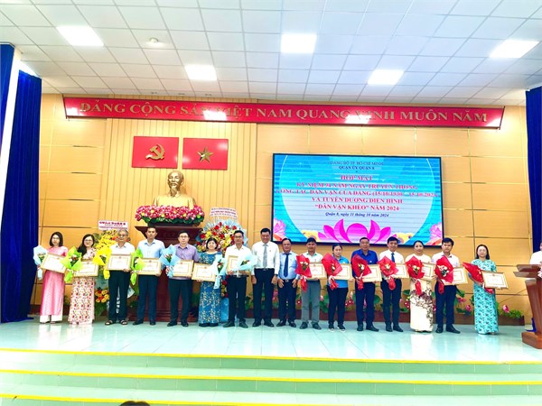 Trung tâm nhận khen thưởng mô hình   Dân vận khéo  năm 2024