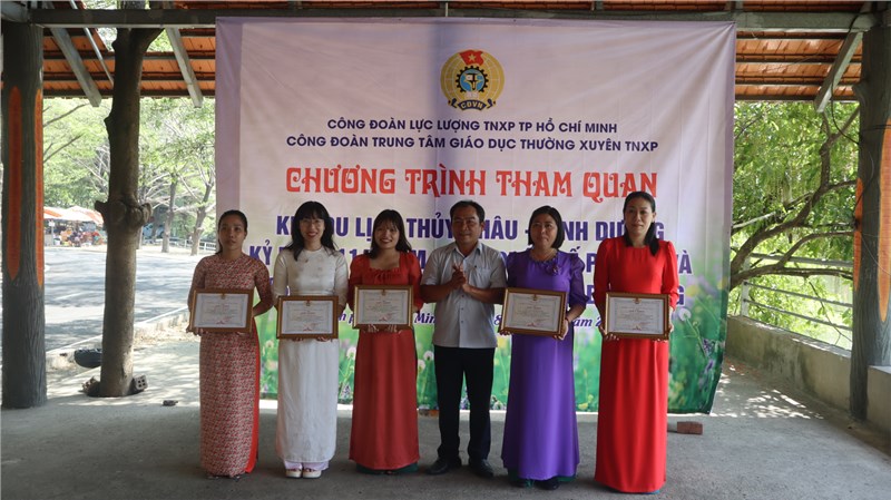 Họp mặt ngày quốc tế phụ nữ 8/3