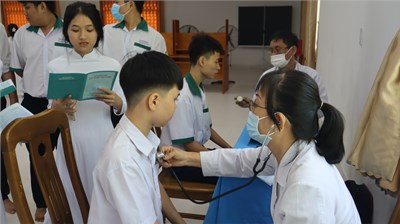 Khám sức khỏe chuyên khoa cho học viên năm học 2024 - 2025