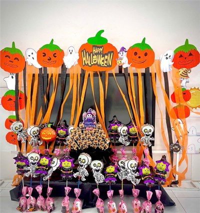 Bé làm mặt nạ halloween