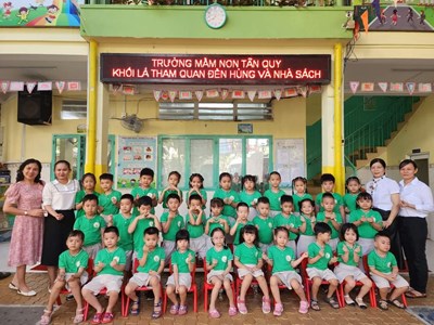 Trường Mầm non Tân Quy tổ chức cho các bé Khối Lá tham quan và thắp hương viếng Đền tưởng niệm các Vua Hùng tại Công viên Tao Đàn quận 1