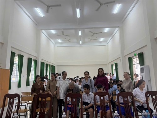 Chùa Từ Ân tặng quà HS khiếm thị