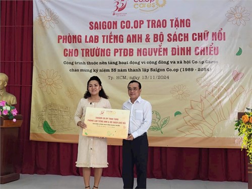 Saigon Co.op trao tặng phòng lab và sách tiếng Anh chữ nổi