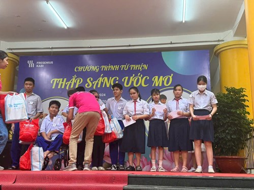 Công ty Presenius Kabi thăm và tặng quà trường PTĐB Nguyễn Đình Chiểu