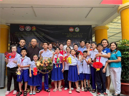 Trung thu sẻ chia và yêu thương