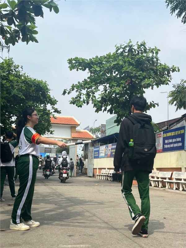 Đội hình an toàn giao thông trước cổng trường