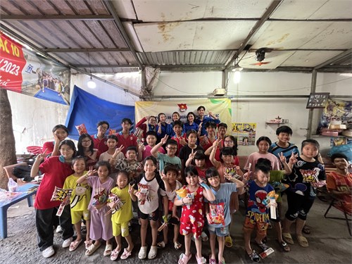 Chiến sĩ tình nguyện vì đàn em