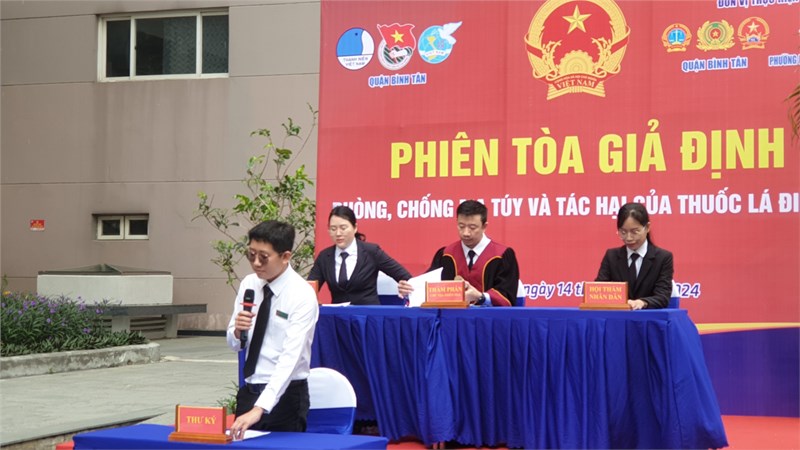 Tham dự phiên tòa giả định về phòng chống ma túy