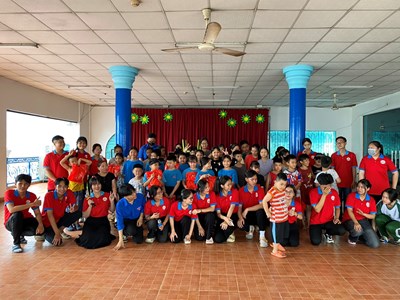 Hành trình yêu thương đến trẻ em mồ côi 
ở làng may mắn