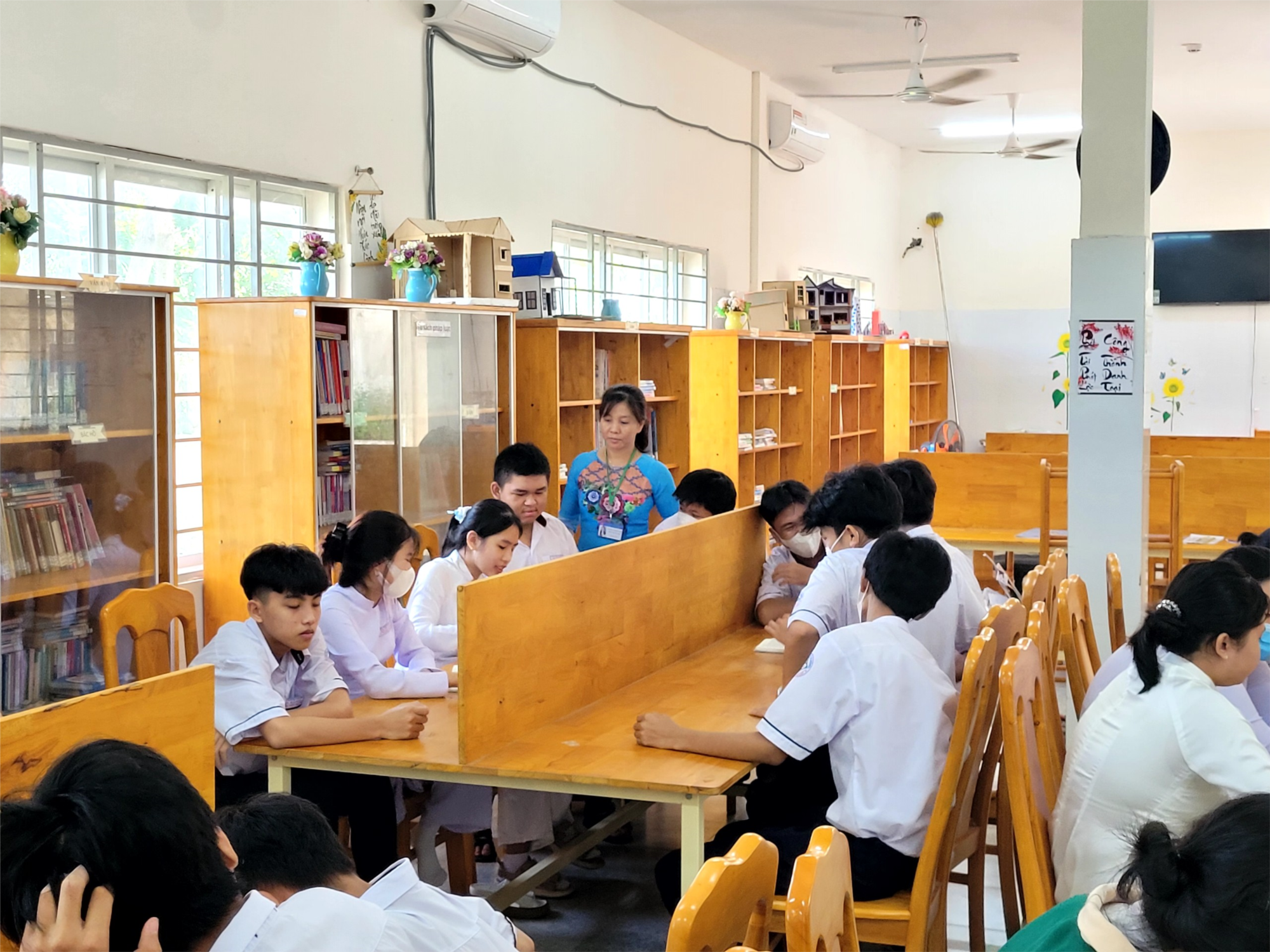 Hướng dẫn học sinh khối 10 cách thức mượn và trả sách trong tiết đọc sách tại phòng thư viện năm học 2023 - 2024