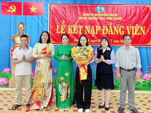 Lễ kết nạp đảng viên mới tại chi bộ trường THPT Bình Chánh.