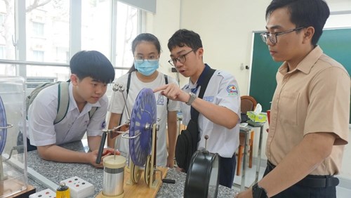 ‘Tuyển bổ sung vào lớp 10 không có nghĩa là hạ điểm chuẩn’