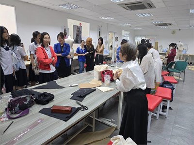 Học sinh trường THPT Bùi Thị Xuân tham quan hướng nghiệp khối ngành mỹ thuật tại trường ĐH Hoa Sen